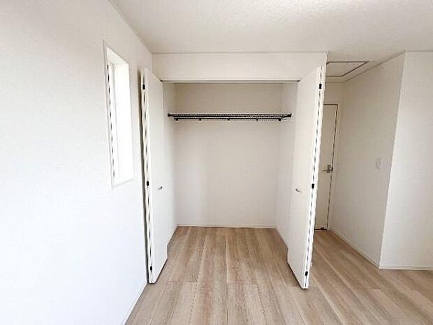 いつでもお部屋をスッキリお使い頂ける収納スペースを設置。