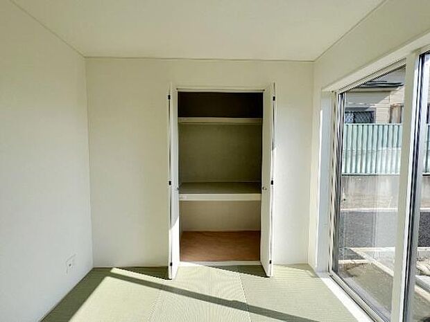 いつでもお部屋をスッキリお使い頂ける収納スペースを設置。