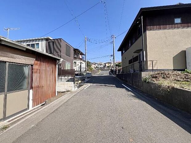 前面道路を含めた現地写真です。