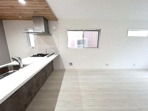 ご家族の温かい時間を演出するダイニングスペースです。