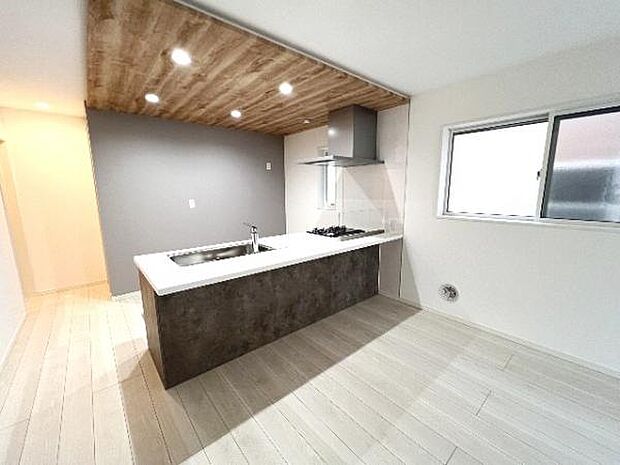 お食事中もキッチンと会話が楽しめるダイニングスペース。