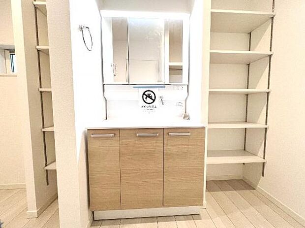 洗面化粧台です。朝の身支度から1日が始まります。