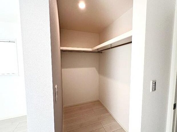 ウォークインクローゼットがあり収納スペースも豊富。季節物もスッキリ片付きそうです。