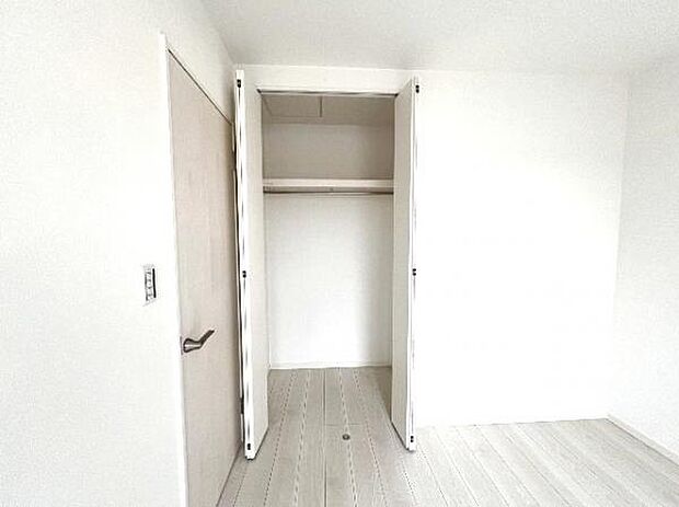 いつでもお部屋をスッキリお使い頂ける収納スペースを設置。