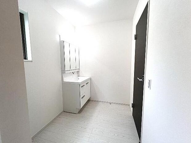 脱衣所は小さなお子様がいるご家庭にも重宝されます。