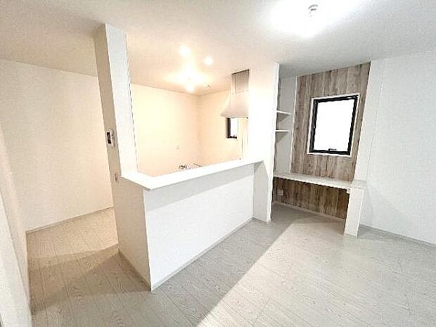 お食事中もキッチンと会話が楽しめるダイニングスペース。