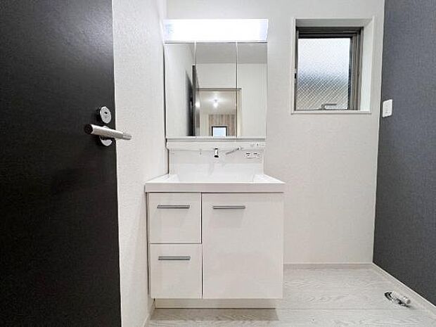 洗面化粧台です。朝の身支度から1日が始まります。