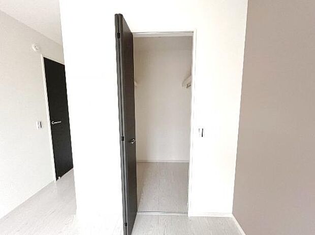 ウォークインクローゼットがあり収納スペースも豊富。季節物もスッキリ片付きそうです。