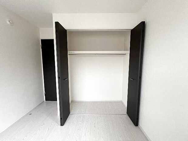 いつでもお部屋をスッキリお使い頂ける収納スペースを設置。