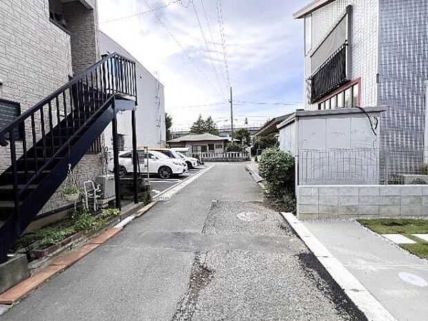 前面道路を含めた現地写真です。