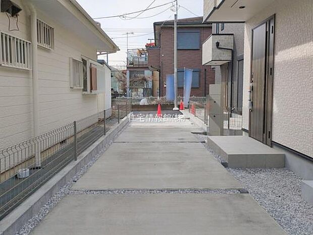 前面道路を含めた現地写真です。