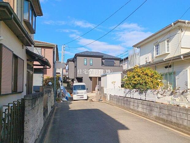 前面道路を含めた現地写真です。