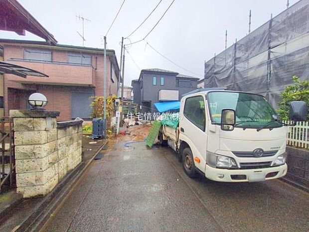 前面道路を含めた現地写真です。