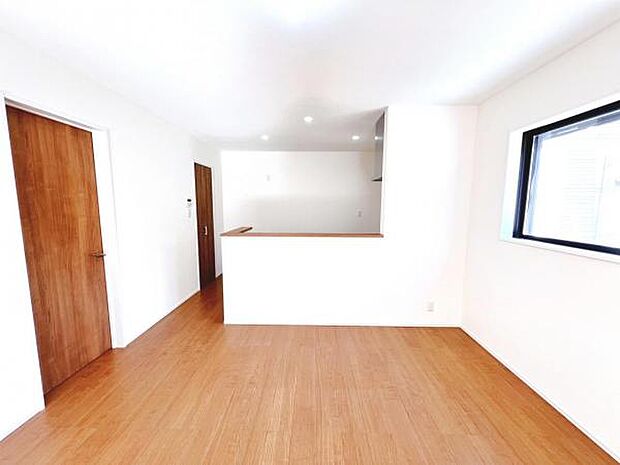 お食事中もキッチンと会話が楽しめるダイニングスペース。