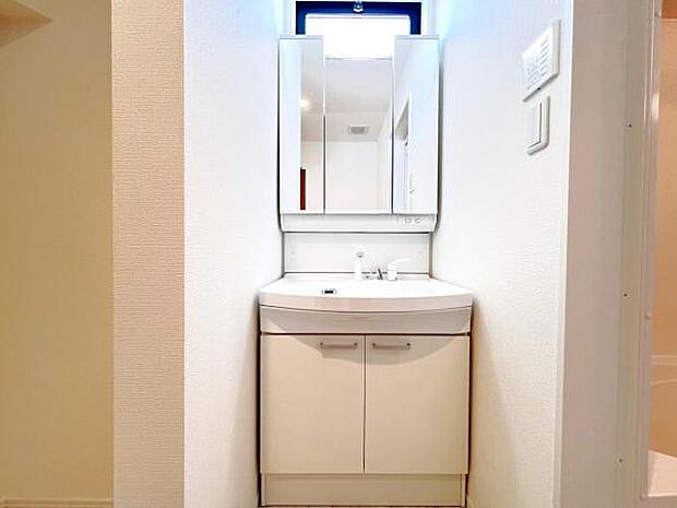 洗面化粧台です。朝の身支度から1日が始まります。