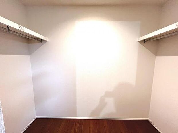 ウォークインクローゼットがあり収納スペースも豊富。季節物もスッキリ片付きそうです。