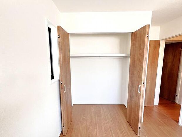 いつでもお部屋をスッキリお使い頂ける収納スペースを設置。