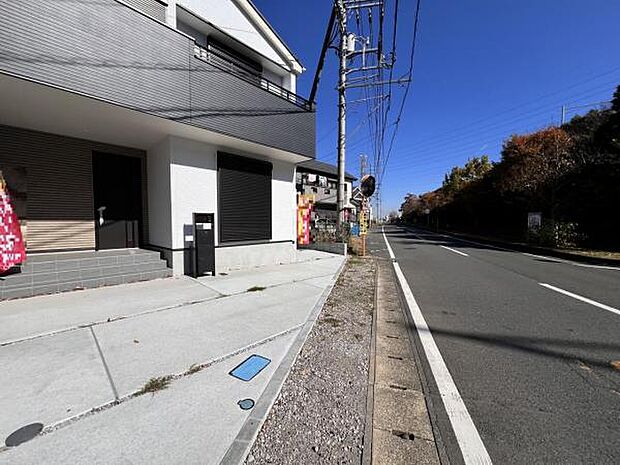 前面道路を含めた現地写真です。