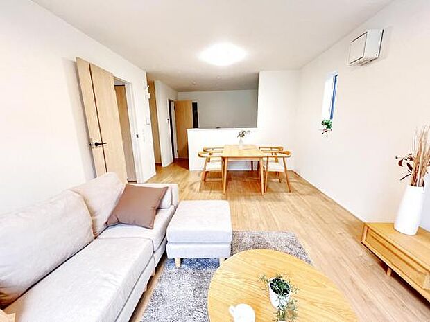 リビングダイニングになります。ご家族そろっての素敵な空間になりそうですね。