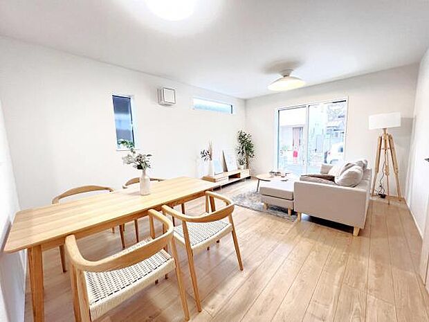 お食事中もキッチンと会話が楽しめるダイニングスペース。