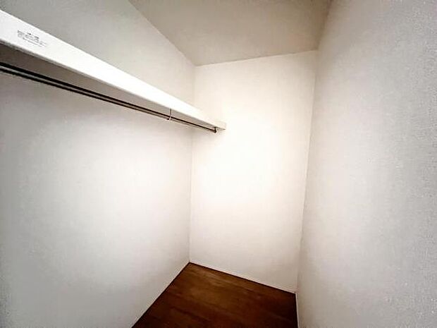 ウォークインクローゼットがあり収納スペースも豊富。季節物もスッキリ片付きそうです。