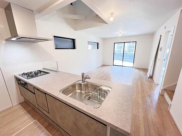 お食事中もキッチンと会話が楽しめるダイニングスペース。