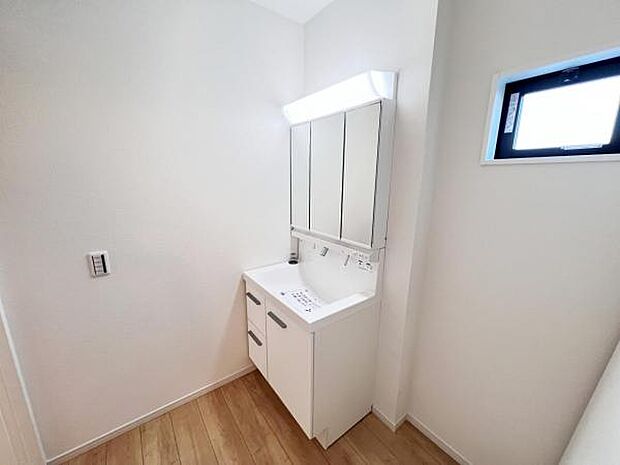 洗面化粧台です。朝の身支度から1日が始まります。