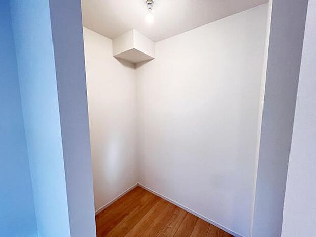 ウォークインクローゼットがあり収納スペースも豊富。季節物もスッキリ片付きそうです。