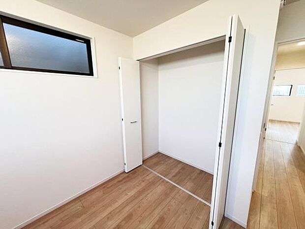 いつでもお部屋をスッキリお使い頂ける収納スペースを設置。