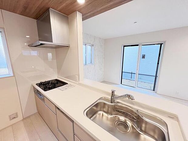 お食事中もキッチンと会話が楽しめるダイニングスペース。