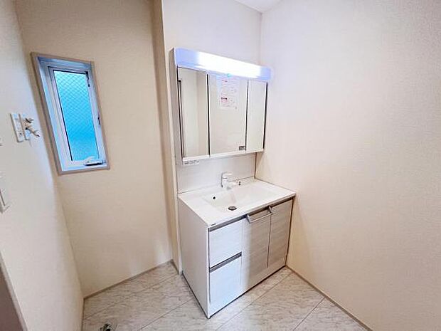 洗面化粧台です。朝の身支度から1日が始まります。