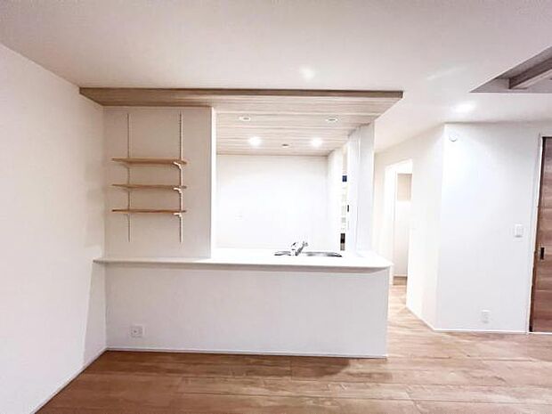 お食事中もキッチンと会話が楽しめるダイニングスペース。