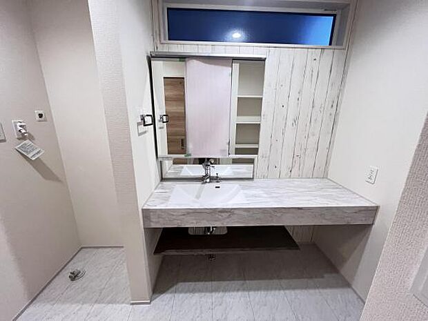 洗面化粧台です。朝の身支度から1日が始まります。