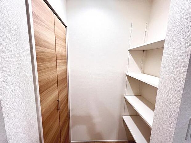 いつでもお部屋をスッキリお使い頂ける収納スペースを設置。