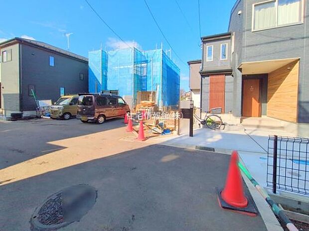 前面道路を含めた現地写真です。