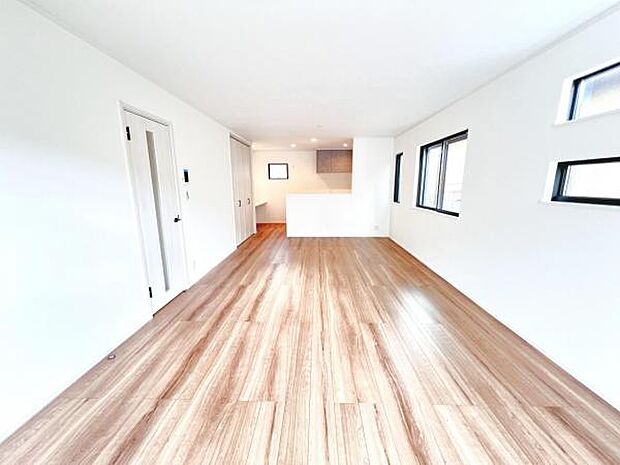 お食事中もキッチンと会話が楽しめるダイニングスペース。