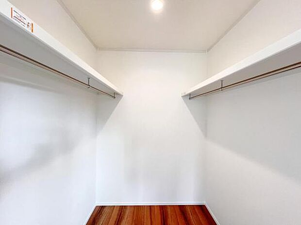 ウォークインクローゼットがあり収納スペースも豊富。季節物もスッキリ片付きそうです。