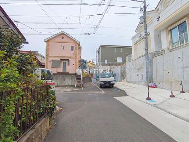 前面道路を含めた現地写真です。