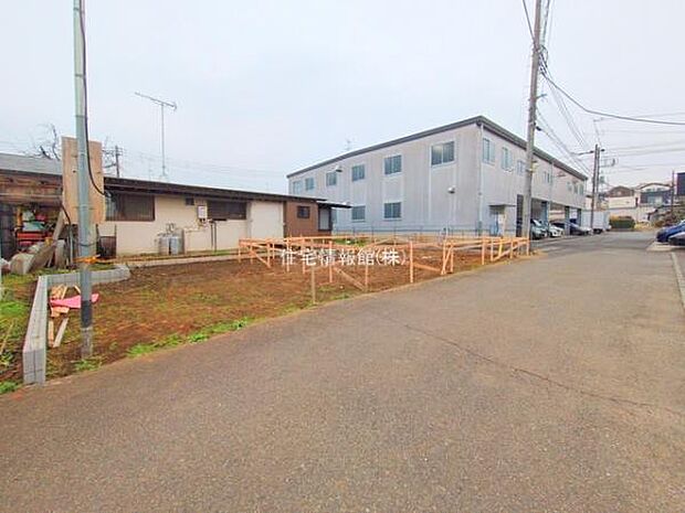 前面道路を含めた現地写真です。