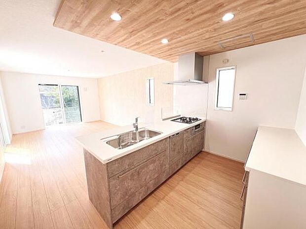 お食事中もキッチンと会話が楽しめるダイニングスペース。