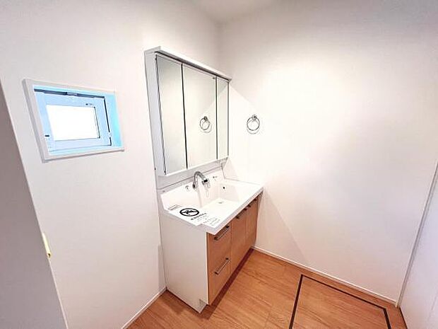 洗面化粧台です。朝の身支度から1日が始まります。