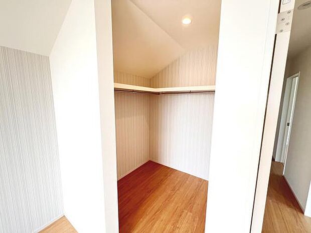 ウォークインクローゼットがあり収納スペースも豊富。季節物もスッキリ片付きそうです。
