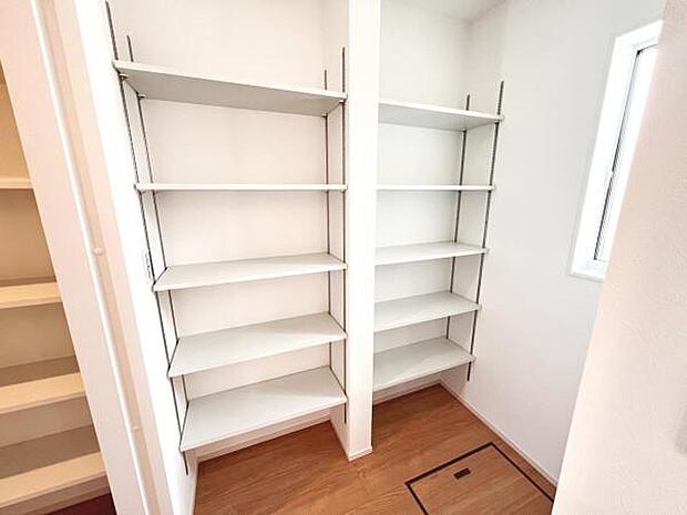 いつでもお部屋をスッキリお使い頂ける収納スペースを設置。