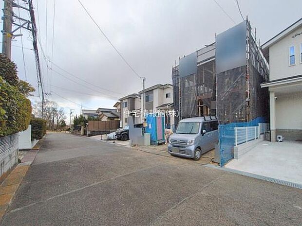 前面道路を含めた現地写真です。