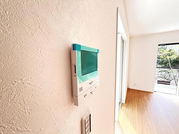 訪問者を確認できるTVモニター付きインターフォンです。