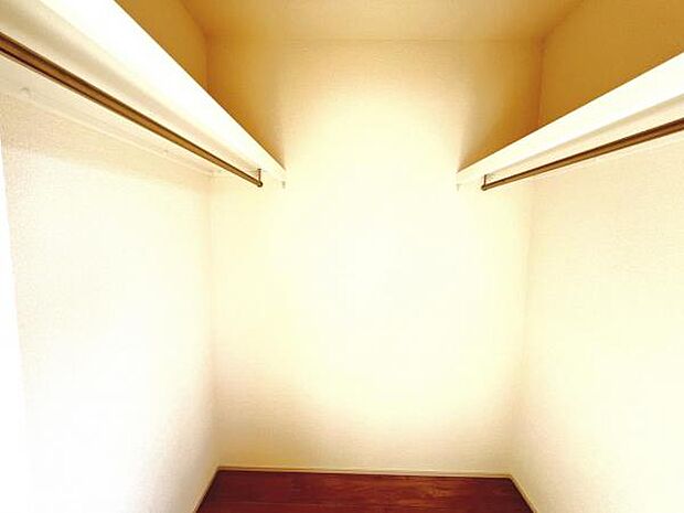 ウォークインクローゼットがあり収納スペースも豊富。季節物もスッキリ片付きそうです。