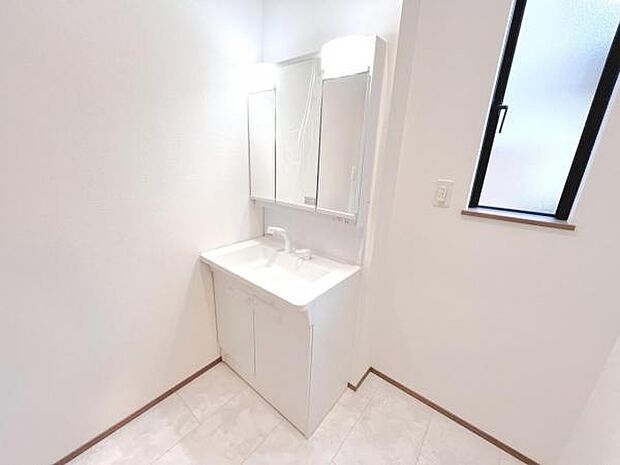 洗面化粧台です。朝の身支度から1日が始まります。