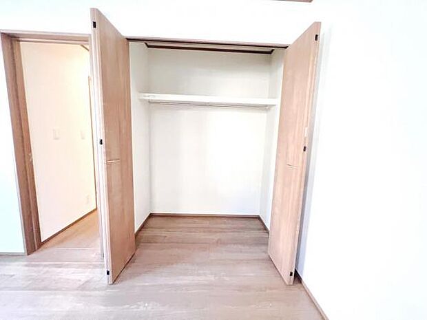 いつでもお部屋をスッキリお使い頂ける収納スペースを設置。