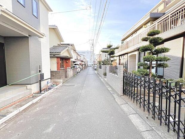 前面道路を含めた現地写真です。