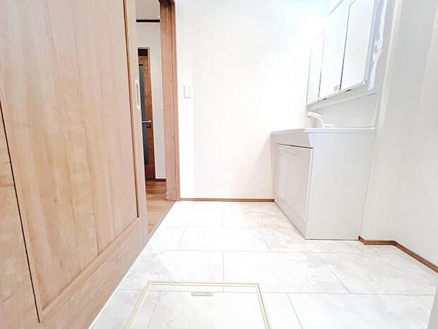 脱衣所は小さなお子様がいるご家庭にも重宝されます。